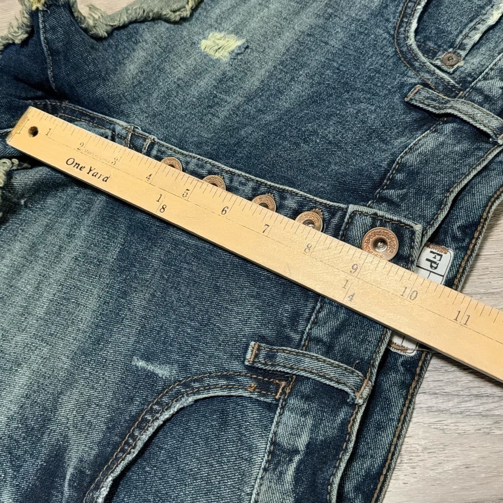FREE PEOPLE 5 Button Fly Frayed Distressed Raw hem Denim Shorts 27 - Picture 7 of 8